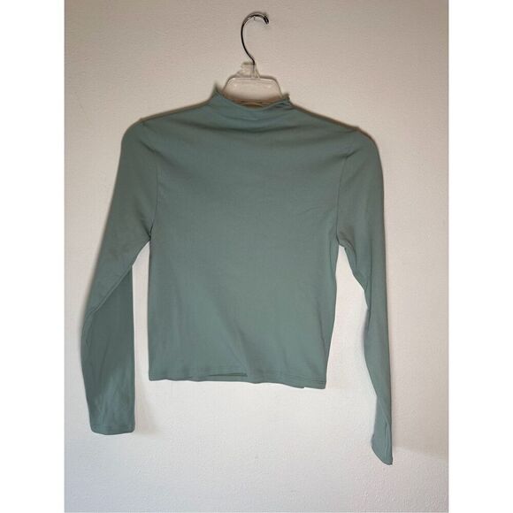 Fabletics women’s long sleeve cropped athletic top size Medium.  #5-1421 - Picture 2 of 4